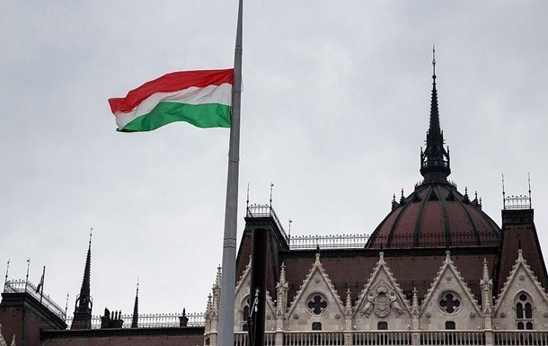 Угорщина вимагає від України відкласти реалізацію закону про освіту до 2023 року і вимагає внести зміни в нього.