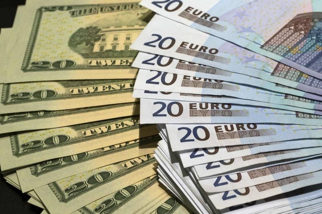 Курс євро знизився до 33,79 гривні, а курс долара залишився на колишньому рівні - 28,06 гривні.



