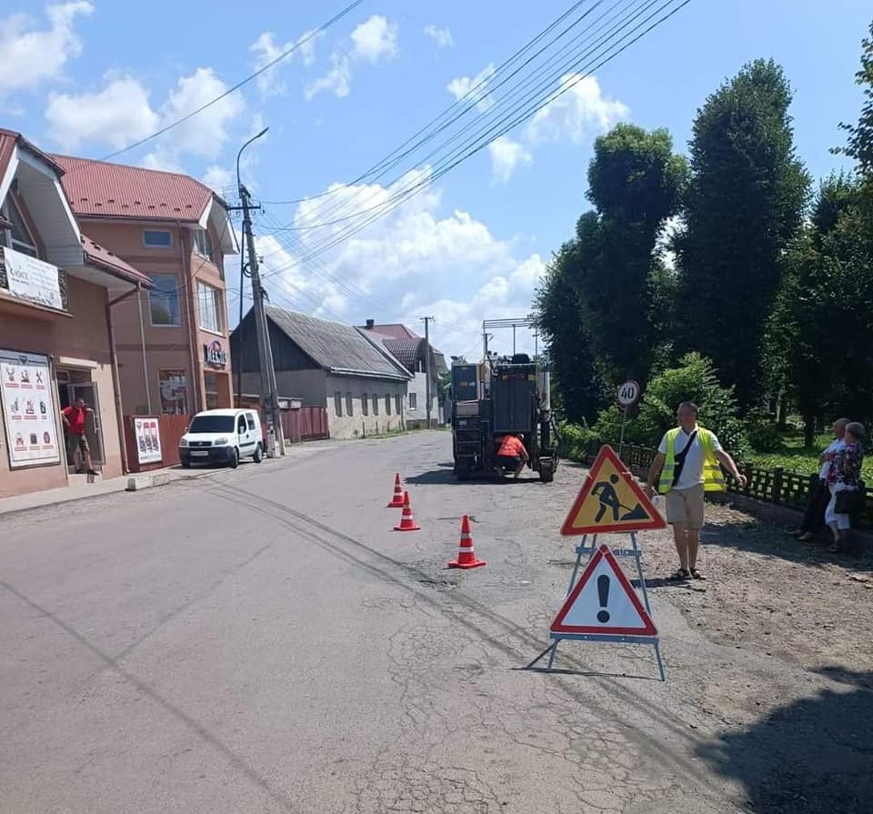 На Свалявщині оновлюють дорогу: відомо скільки триватимуть ремонтні роботи (ФОТО)