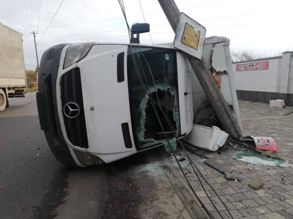 В Мукачеві на вулиці Пряшівській трапилася ДТП — перевернулася вантажівка марки „Mercedes Benz“.