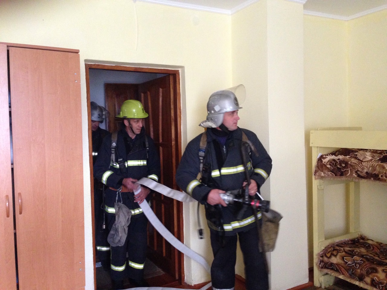 9 жовтня іршавські рятувальники спільно з дирекцією школи-інтернат І-ІІІ ступенів, що в с. Ільниця, провели практичні відпрацювання спільних дій на випадок виникнення пожежі у навчальному закладі.  