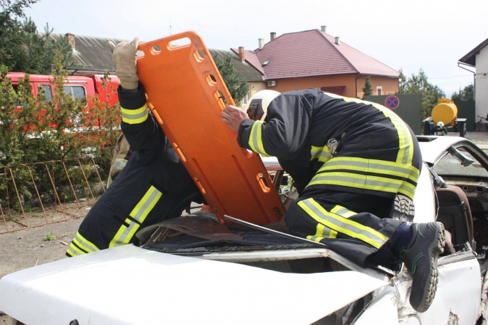 В с. Дерцен Мукачівського району проходили масштабні тренування. А проводили їх для добровольців місцевої церковної пожежної команди колеги з об'єднання пожежної охорони кантона Тюргау Швейцарії.