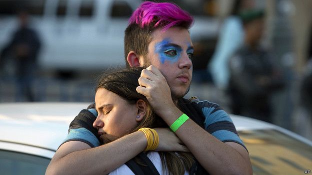 16-річна Шира Бенкі, поранена під нападу на час гей-парад, що проходив цього тижня в Єрусалимі, померла від ран у місцевій лікарні, повідомили лікарі.