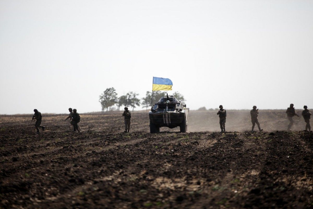 На Луганському напрямку бойовики влаштували провокацію із застосуванням стрілецької зброї неподалік від Трьохізбенки. 