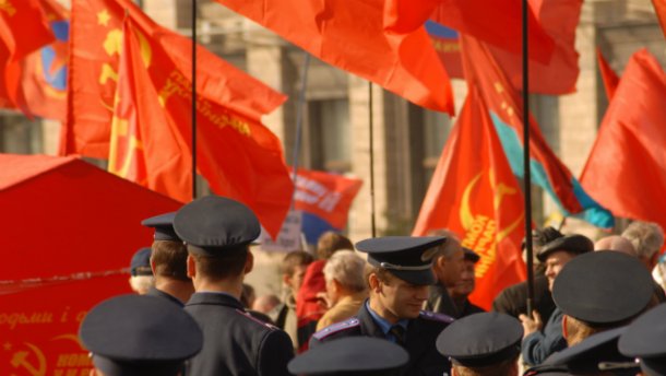 Коммунисты Львовщины не намерены предавать традицию приходить в День Победы 9 мая с красными флагами на Холм славы.
