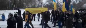 У Львівській області загиблого "кіборга" зустрічали на колінах (ВІДЕО)