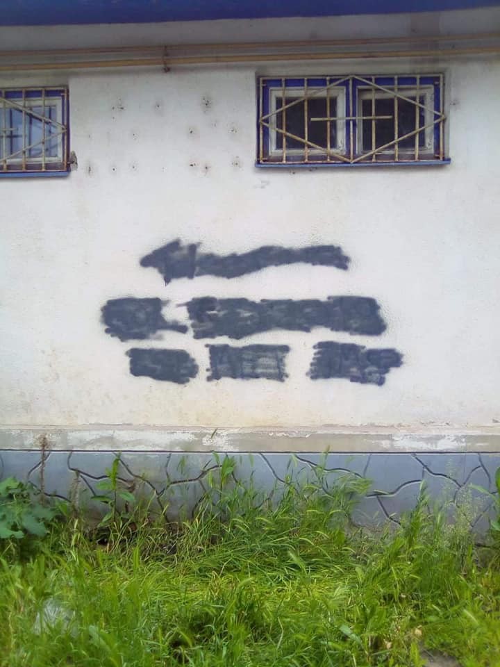 У мережі з’явились фотографії, на яких видно, як на стінах будинків та огорож у Мукачеві невідомі особи залишають різноманітні надписи з пропагандою наркотичних речовин.