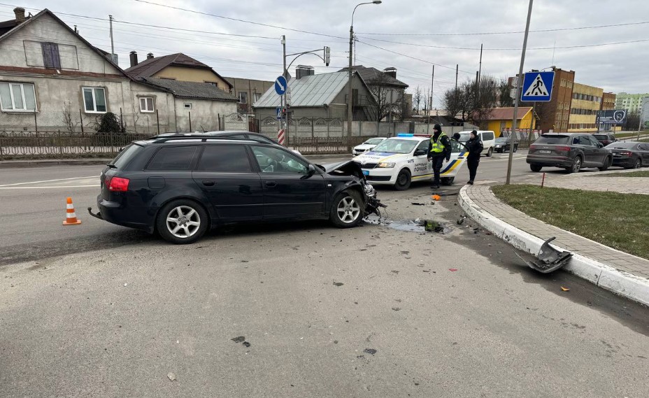 У Рівному, внаслідок дорожньо-транспортної пригоди, постраждали троє осіб. Автопригода сталася вчора, 18 лютого, близько 14:25 на вулиці Кулика Гудачека.