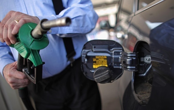 С начала года стоимость бензина, дизельного топлива и бензина выросла на 3-4 гривны. В прошлом году топливо было дешевле.