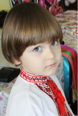 Покора Лукянчик, родился 27 мая 2009 года, воспитанник местного ДУЗ №9. В пятилетнем возрасте у мальчика обнаружили рак крови.