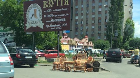 В Ужгороді посеред дороги продають вироби з лози