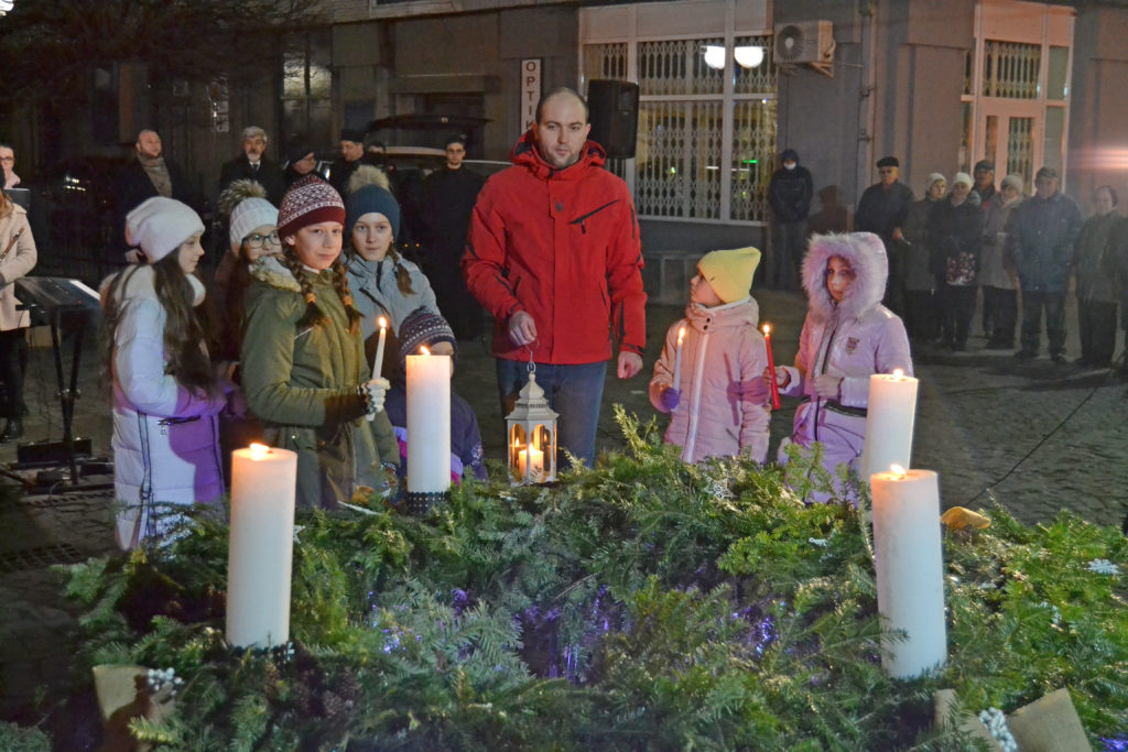 Услід за свічками віри, надії, радості, 19 грудня у Берегові запалили і свічку любові на адвентовому вінку. Відтак на центральній площі міста яскраво сяють всі чотири свічки.


