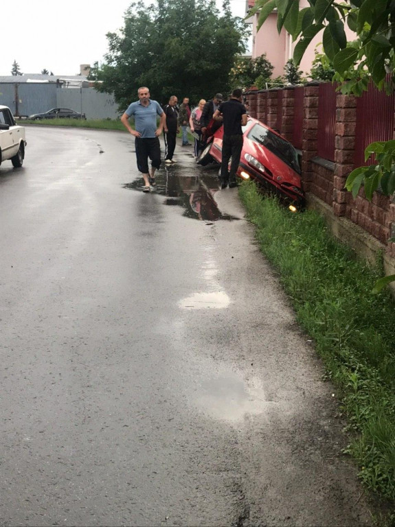 Сьогодні, 21 червня, в місті Ужгород, близько 20 години сталася дорожньо-транспортна пригода. Автомобіль злетів у кювет.