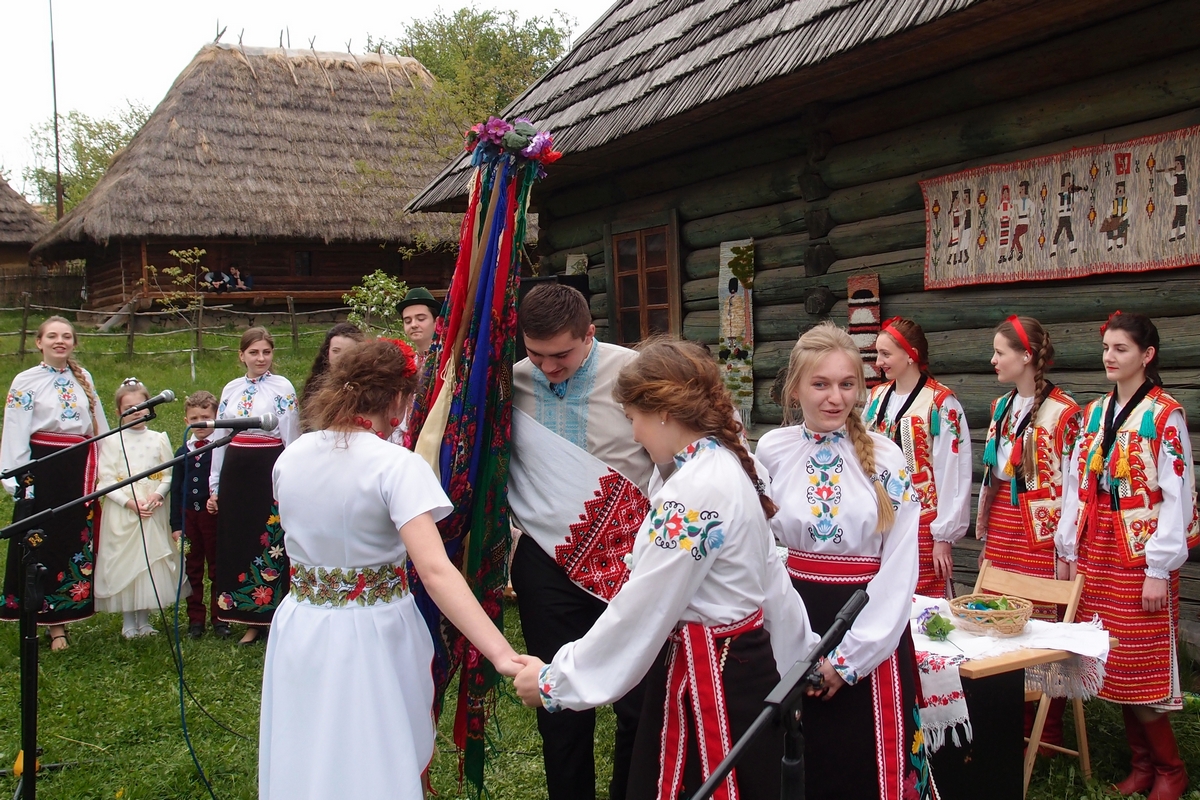 Талантливая молодежь сыграла в "старом селе" традиционное закарпатское свадьбы