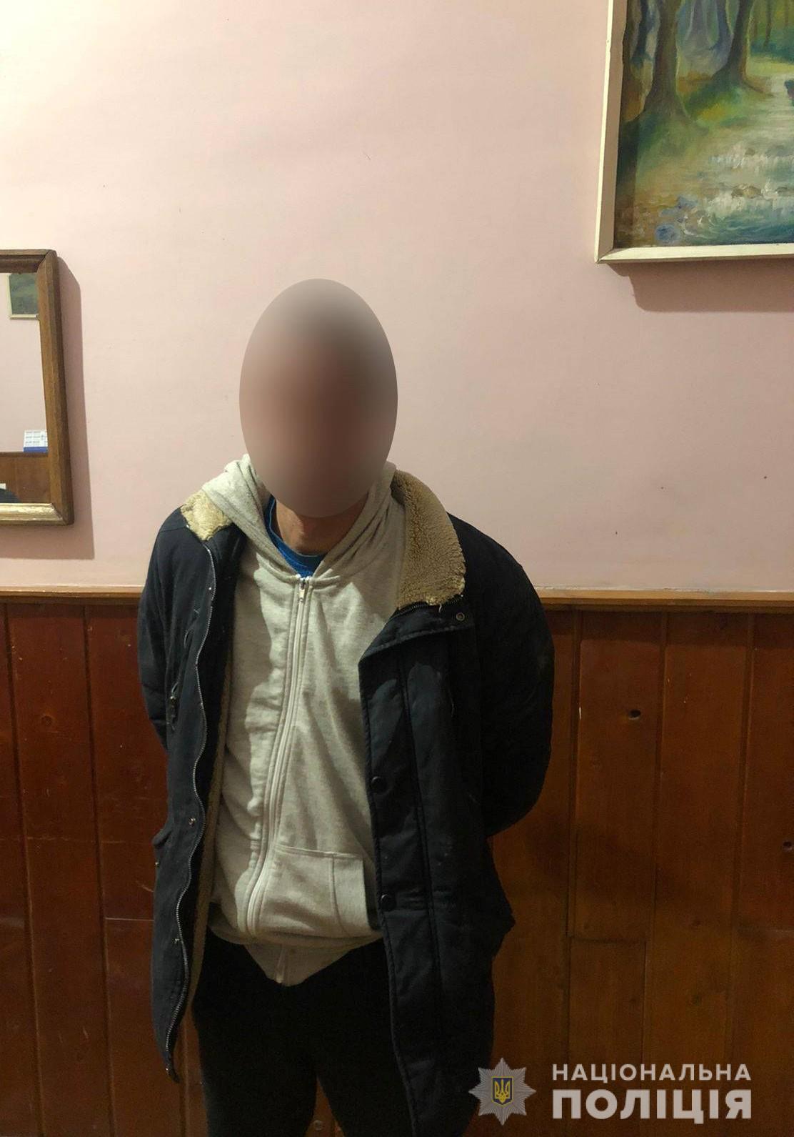 14 січня ввечері на лінію «102» звернувся 43-річний чоловік. Заявник розповів, що на вулиці Духновича в Мукачеві до нього підійшов незнайомець.
