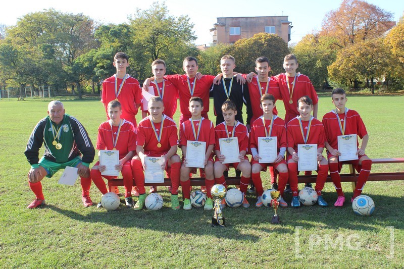 Сьогодні у Мукачеві відбулась церемонія нагороження переможців першості Мукачівського району з футболу. Районними чемпіонами сезону 2016 року стали гравці футбольного клубу 