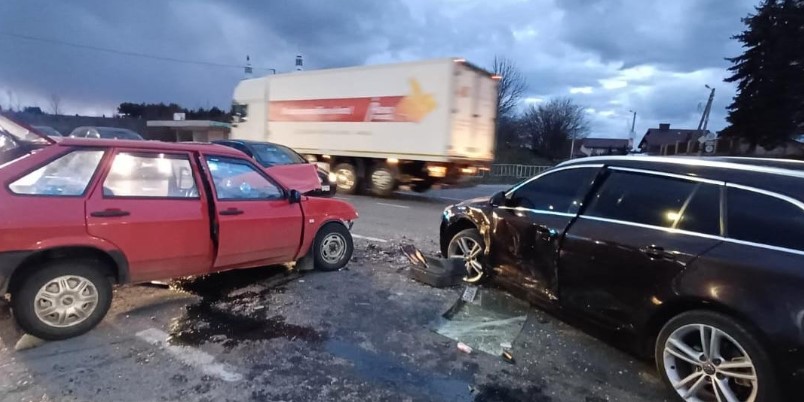 On March 25, a traffic accident occurred in the Lviv district, which led to injuries to the driver of a car. The incident happened at about 5:45 p.m. on the Kyiv-Chop highway in the village of Zubra.