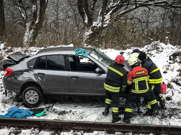 На Закарпатті авто знесло на колію через небезпечну слизьку дорогу: подробиці ДТП (ФОТО)