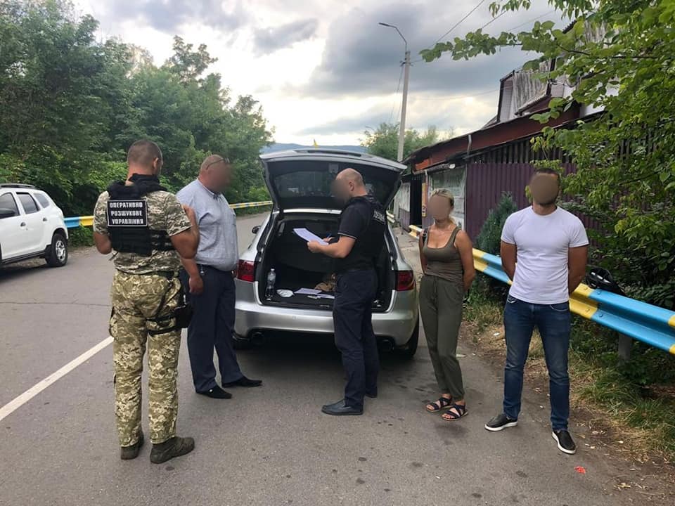 На кордоні з Румунією затримали двох переправників, які намагалися провести через кордон 