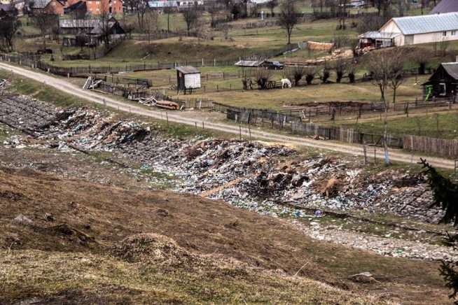 Мешканці Колочави засипали горами сміття річку Тереблю.