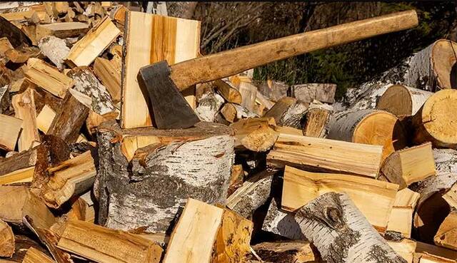 Українці зможуть отримати від держави по 13-16 тисяч гривень на дрова та вугілля.