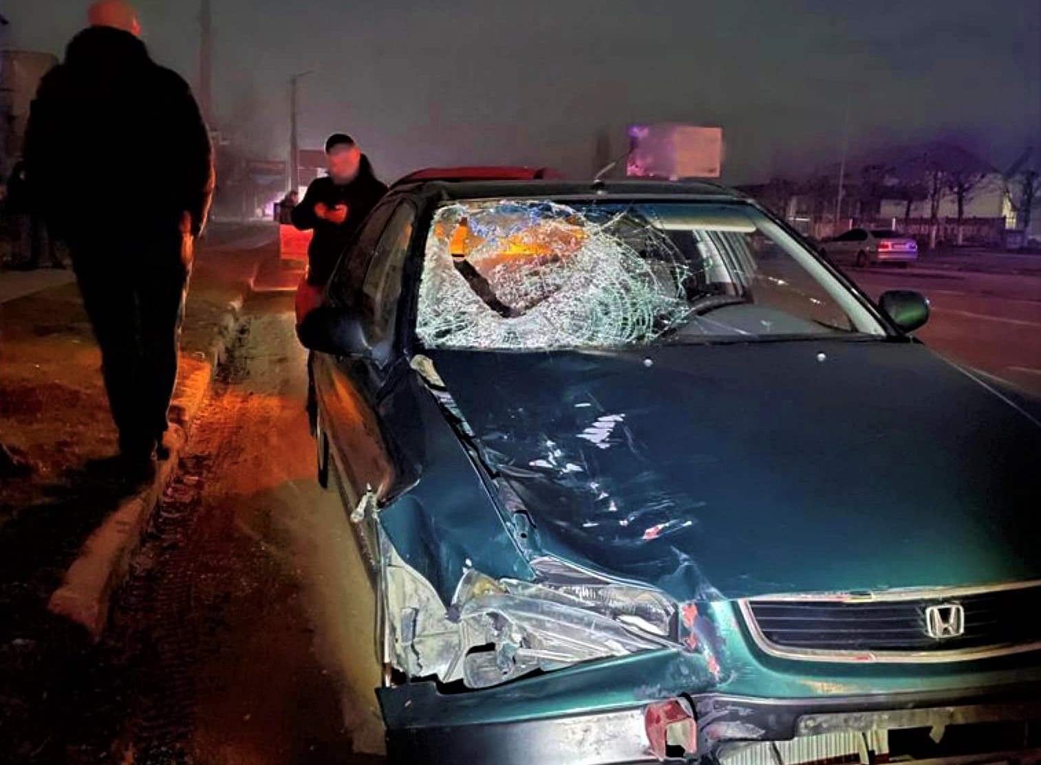 Внаслідок наїзду автомобіля в Івано-Франківську загинула жінка. Аварія сталася ввечері на вулиці Надрічна. У результаті ДТП потерпіла загинула на місці події.