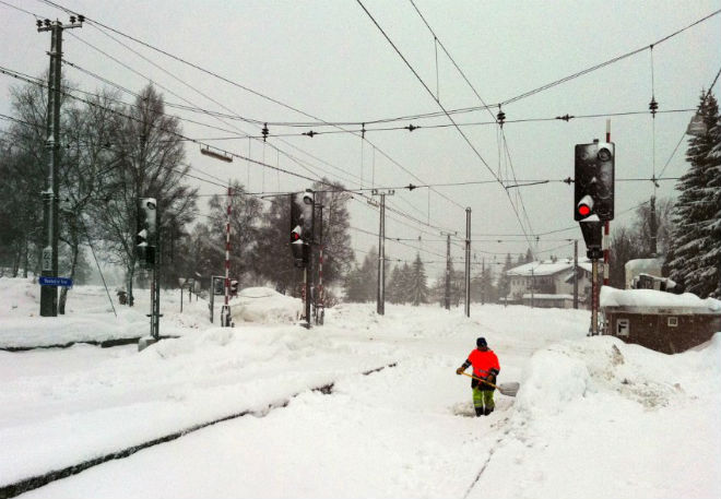 Через снігопади виявилися буквально паралізованими дороги в Чехії, проблеми призвели до численних ДТП.