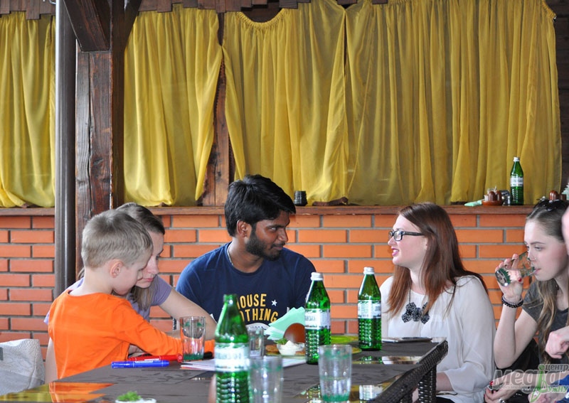  12 травня на літній терасі одного з ужгородських кафе зібралася молодь різних країн світу, аби спробувати краще зрозуміти одне одного, знайти нових друзів.