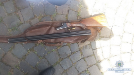У Мукачеві затримали чоловіка зі зброєю.