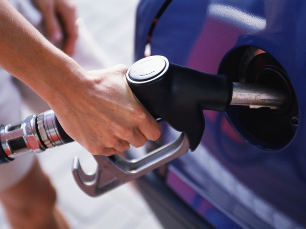 До Нового года могут несколько снизиться цены на бензин марки А-95 и дизельное топливо в связи с падением нефти ниже 40 долл. за баррель.