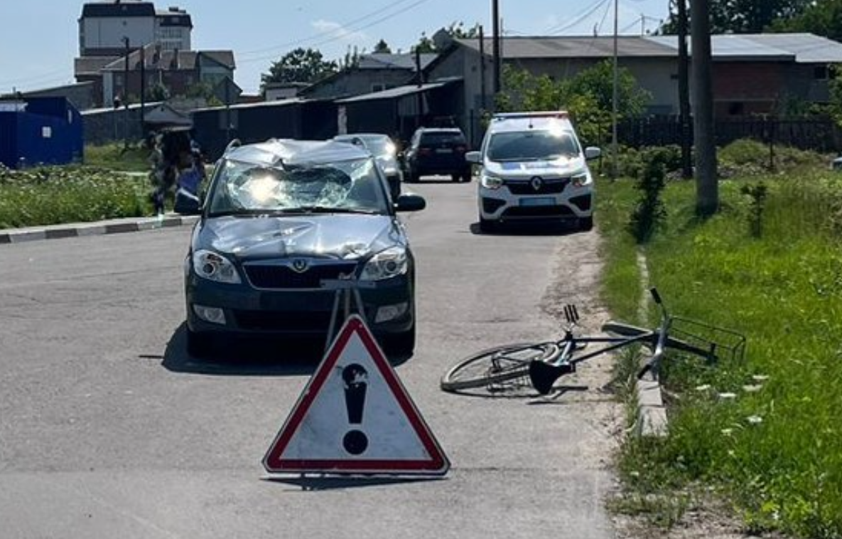 Страшна ДТП на Заході України: велосипедист потрапив під колеса легковика (ФОТО)