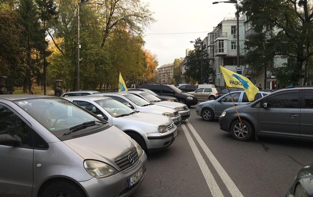 Вулиця Грушевського в столиці виявилася повністю заблокованою для руху автотранспорту.