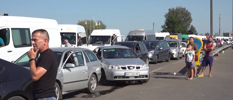 Безкінечні черги: на КПП "Тиса" водії стоять у черзі по шість годин (ВІДЕО)