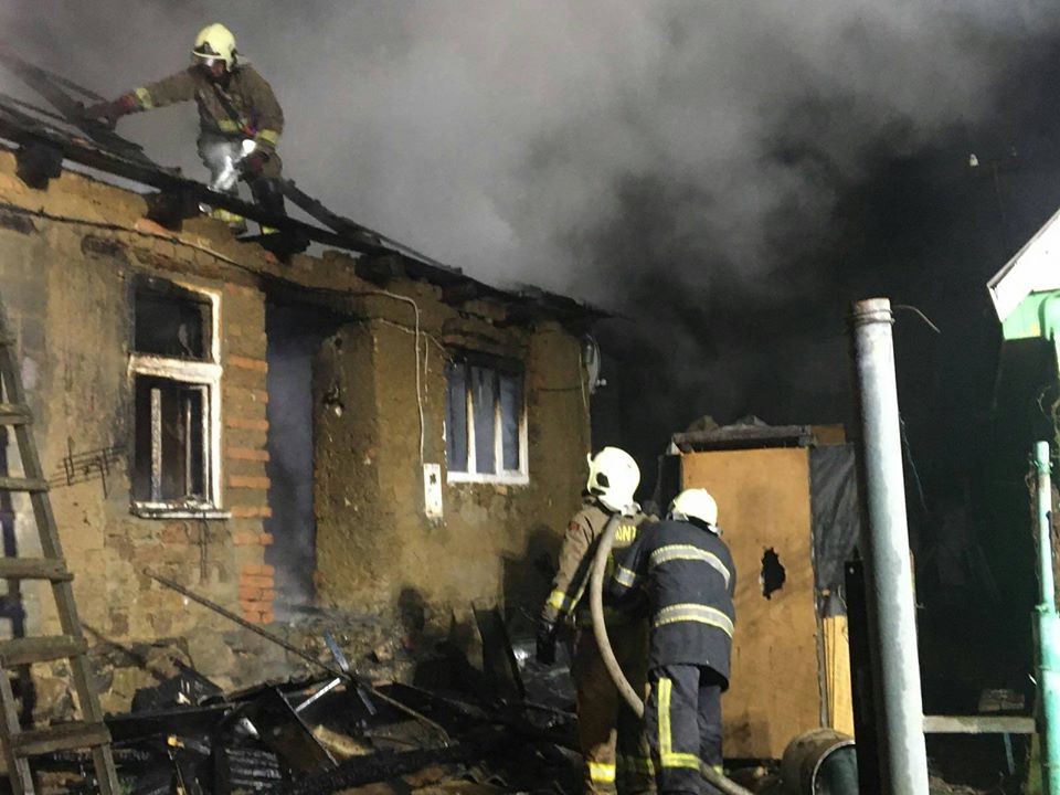 16 марта в 19:32 в Службу спасения поступило сообщение о пожаре в жилом доме на вул. Л.Толстого в Виноградове. Жители дома растопили печь и вышли по делам. 