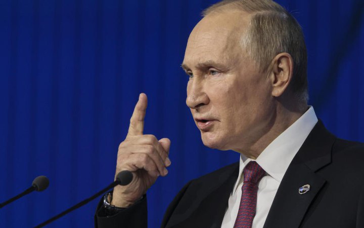 Президент Росії Володимир Путін заявив у п'ятницю, що перші російські тактичні ядерні боєголовки вже знаходяться в Білорусі, і їх розгортання буде завершено до кінця року.