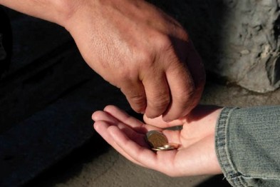 44-летняя жительница местного хутора, мать семи детей, заставляла своего малолетнего сына попрошайничать от прохожих деньги. 