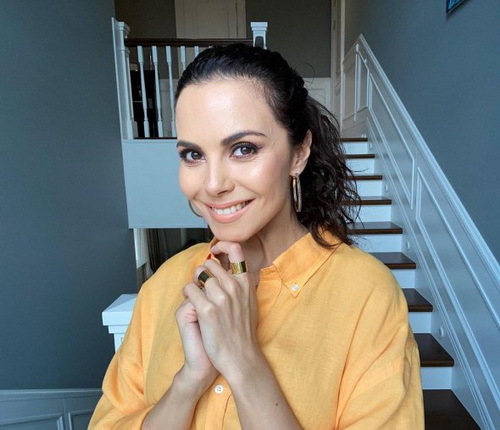 33-річна співачка Настя Каменських опублікувала в блогу нові фото, на яких зображена в яскравій помаранчевій сорочці і з усмішкою на обличчі.