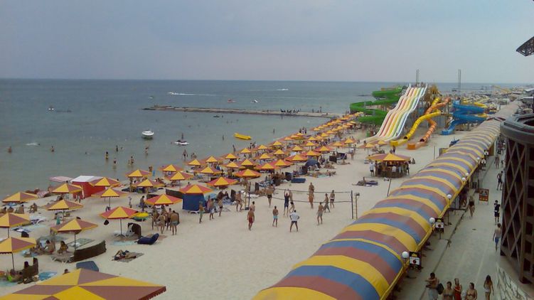 З 2014 року, після анексії Криму, морські курорти України стали справжнім золотим дном - в сезон готелі, готелі і пансіонати ломляться від бажаючих провести відпустку на узбережжі.