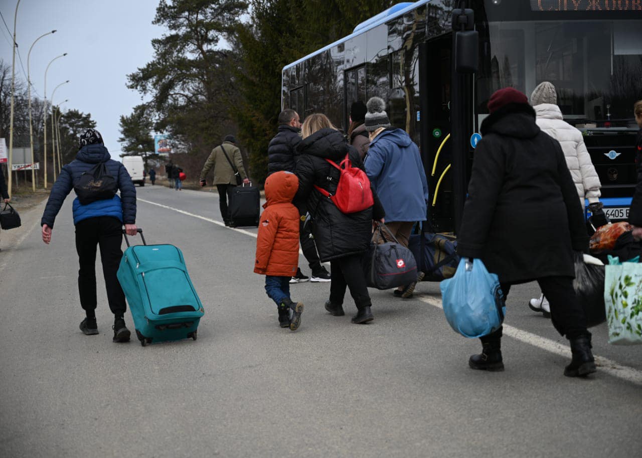 На границах Закарпатья со странами ЕС практически нет автомобильных очередей, таможенники сначала оформляют автобусы с женщинами и детьми.