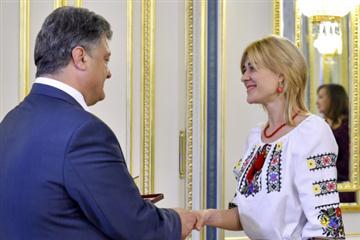 Петро Порошенко вручив нагороду Віолетті Македон.