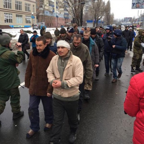 У мережі з’явилися фото, на яких видно, що центральними вулицями Донецька терористи ведуть колоною полонених українських військових.
