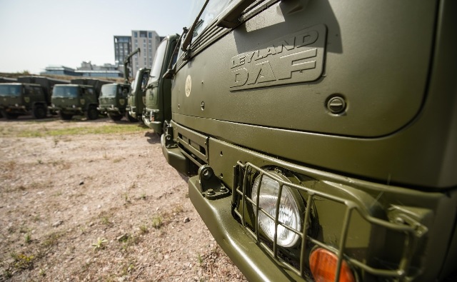 13 вантажівок за рішенням Ради оборони області передали військовим підрозділам, які виконують бойові завдання на лінії зіткнення з ворогом. 
