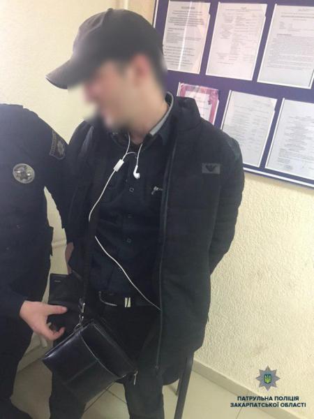 Вчора, близько 14-ої години, патрульні отримали повідомлення про те, що на вулиці Вокзальній, в Ужгороді, дві невідомі особи нанесли тілесні ушкодження заявнику, та заволоділи його телефоном.

