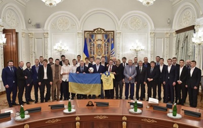 Президент Украины Петр Порошенко вручил представителям национальной сборной именное огнестрельное оружие.