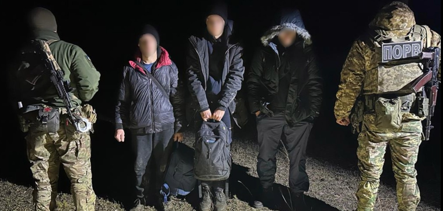 Прикордонники Подільського загону за допомогою дрона виявили трьох чоловіків поблизу села Гулянка на Одещині.