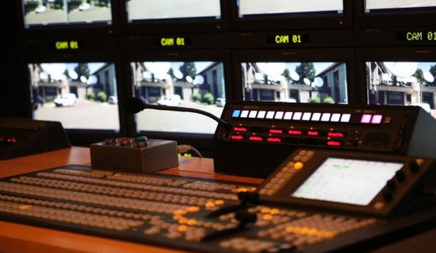 Рада встановила загальнонаціональним каналам квоти у 75% передач та фільмів українською мовою, місцевим - у 60%. 
