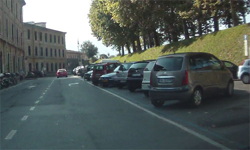 В італійському курортному містечку Трієст, що є популярним серед італійських та приїжджих туристів, проблему нестачі парковочних місць вирішили оригінальним способом.