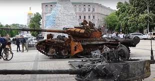 Результат роботи українських військових – спалену техніку  окупантів  виставили в центрі Києва. 

