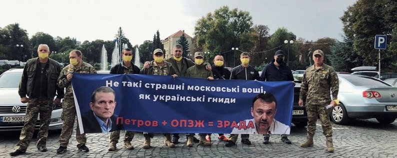 Участники боевых действий на востоке Украины требуют отставки главы Закарпатского областного совета Алексея Петрова через сотрудничество со стороной «ОПЗЗХ». 