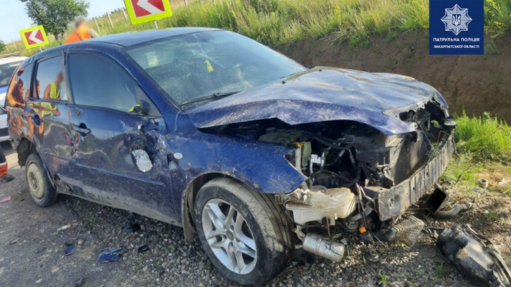 Патрульные получили сообщение от заявителя, который обнаружил в кювете автомобиль Mazda синего цвета.